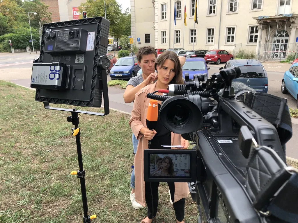 Yara Hoffmann beim Außendreh mit Kamerateam