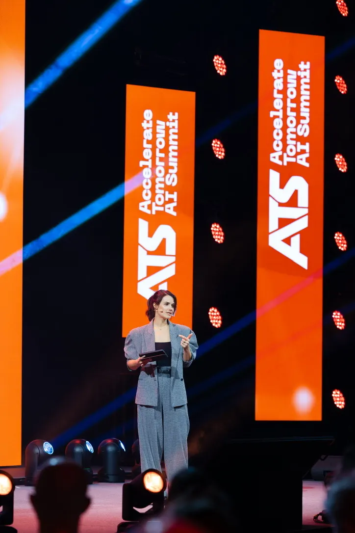 Yara Hoffmann mit klarer Bühnenpräsenz bei einer Keynote auf dem AI Summit