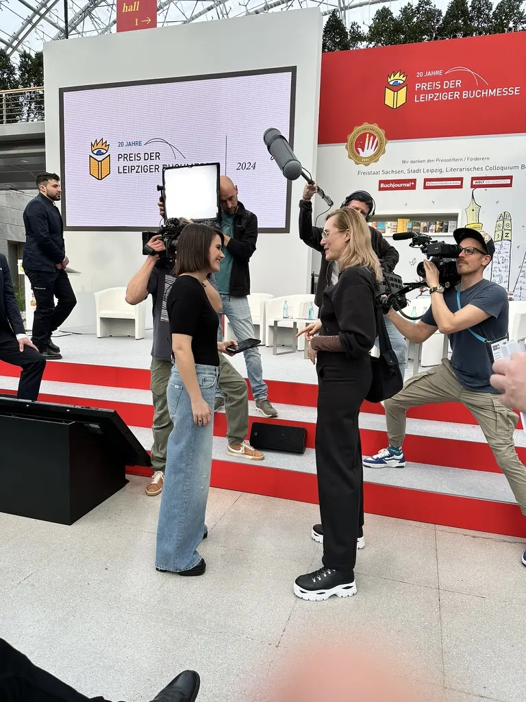 Yara Hoffmann beim Dreh zum Preis der Leipziger Buchmesse