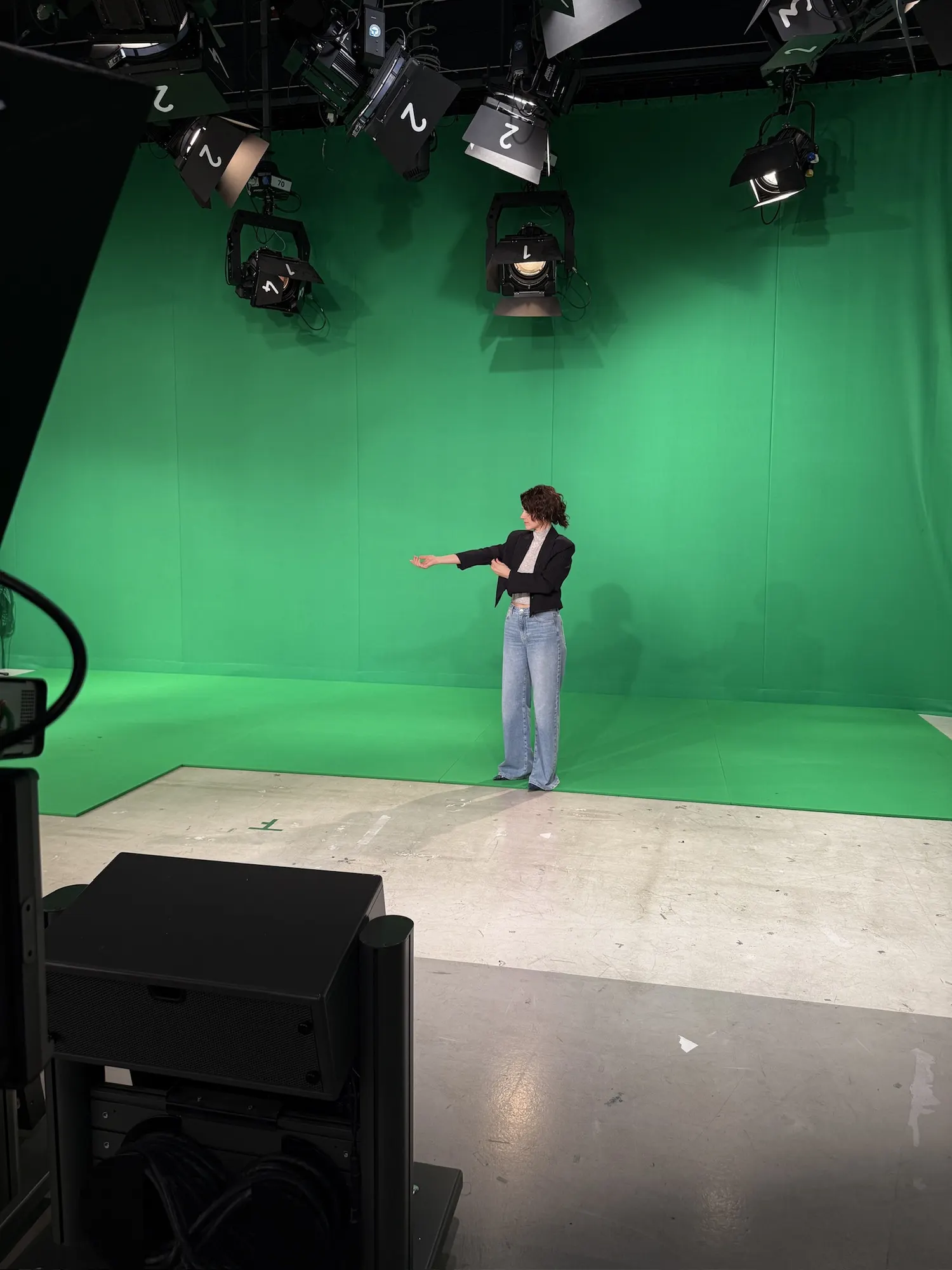 Yara Hoffmann beim Moderationstraining vor dem Greenscreen im Studio