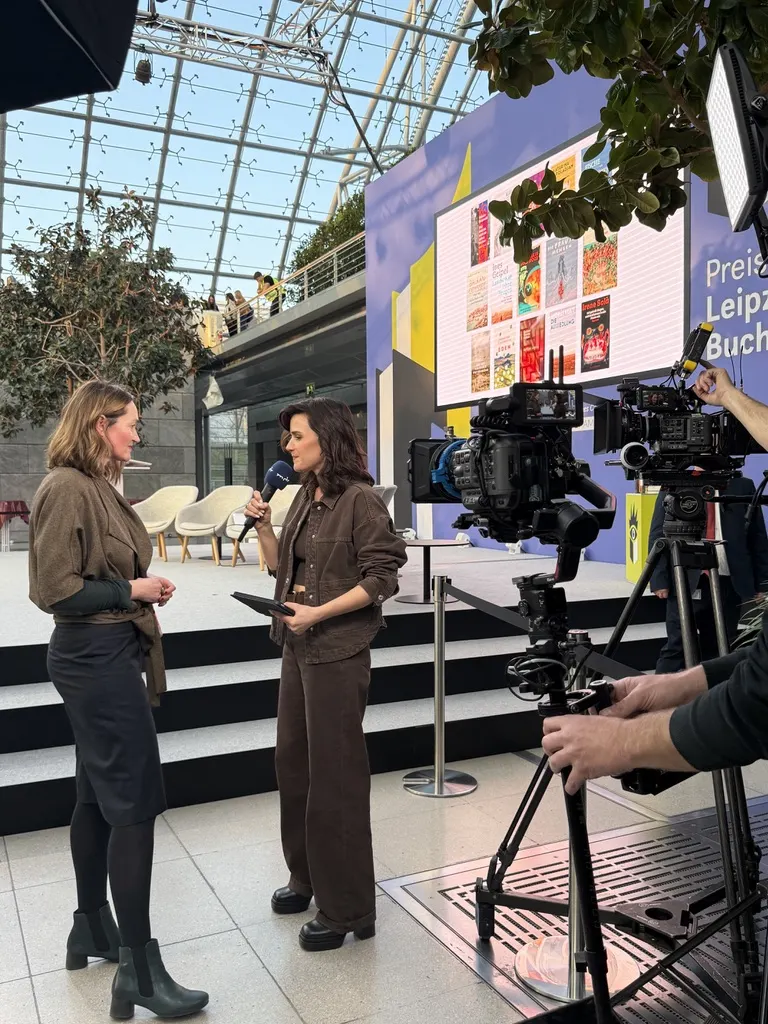 Yara Hoffmann im Interview vor der TV-Kamera auf der Leipziger Buchmesse