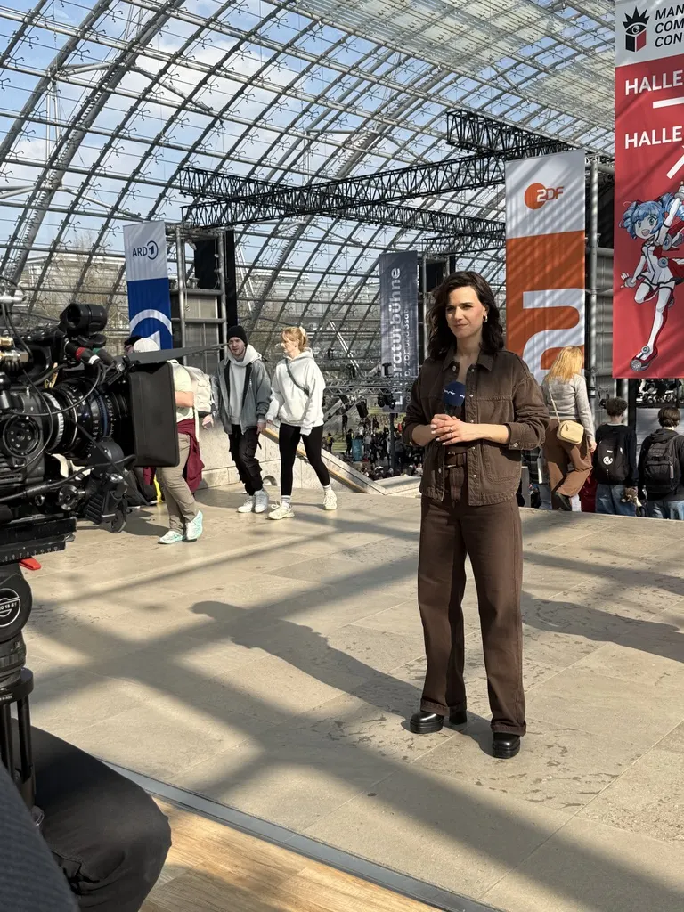 Yara Hoffmann bei einer Live-Moderation auf der Messe Leipzig