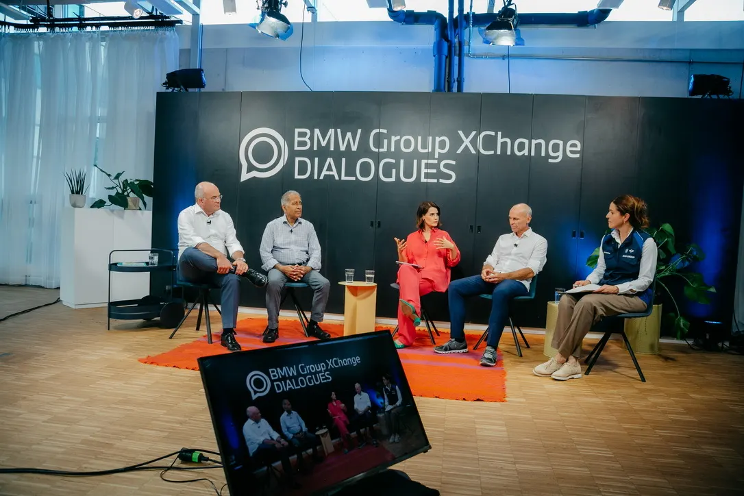 Yara Hoffmann moderiert ein Panel der BMW Group XChange Dialogues