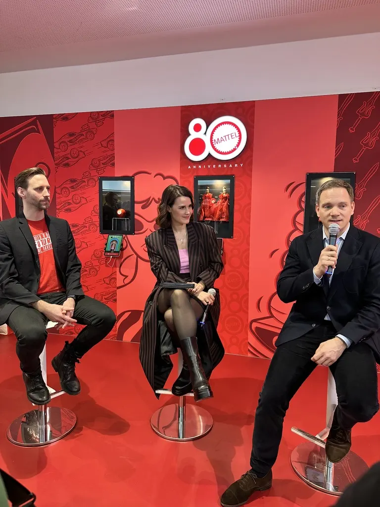Yara Hoffmann im Paneltalk auf einer Messebühne