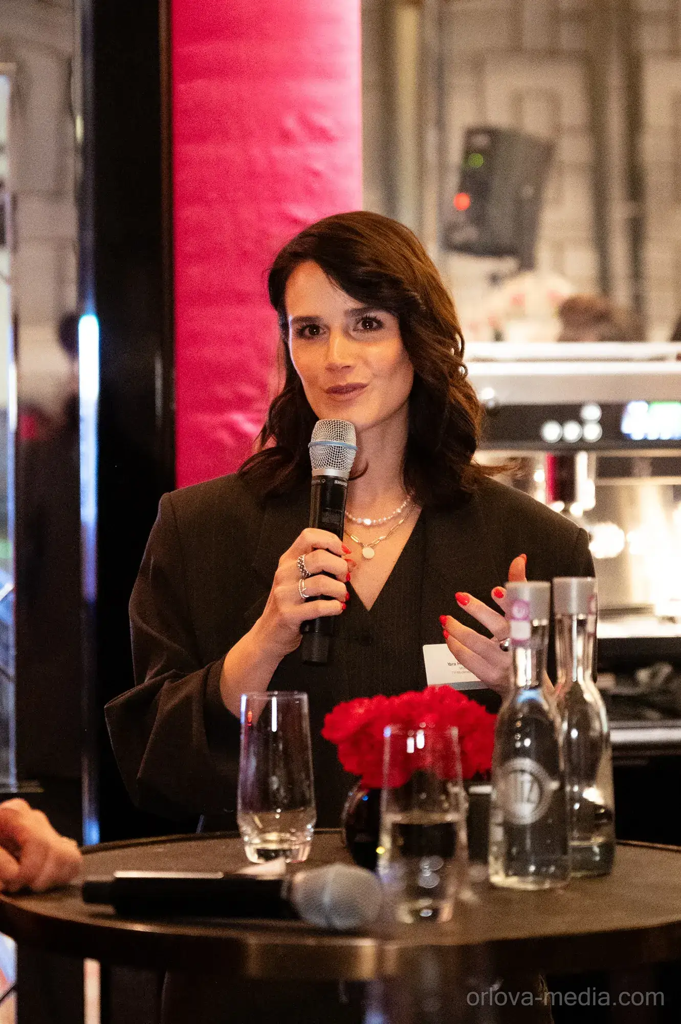 Yara Hoffmann als Rednerin am Mikrofon, Stimme und Präsenz