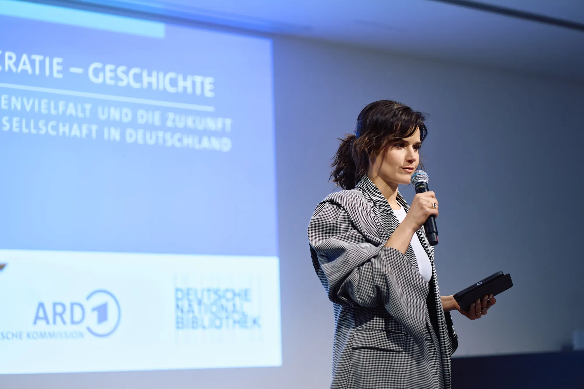 Yara Hoffmann beim Vortrag auf der Bühne, freies Sprechen
