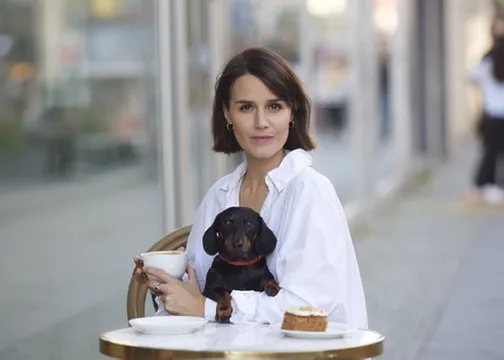 Yara Hoffmann im Café mit Hund