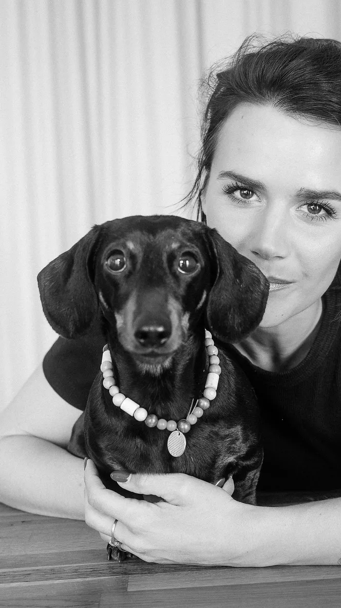 Yara Hoffmann privat, offen in die Kamera lachend
