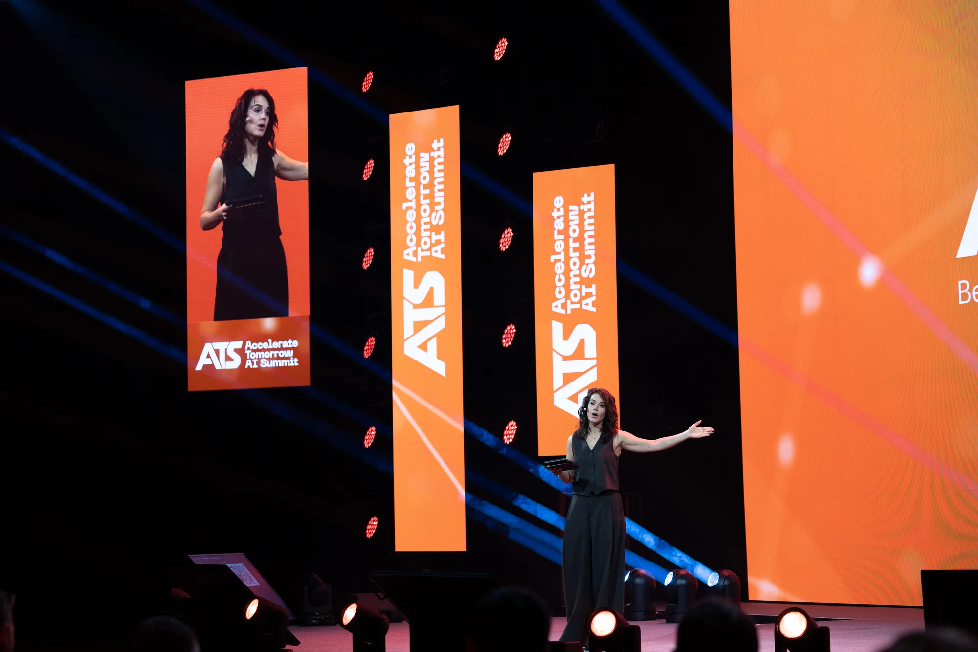 Yara Hoffmann moderiert den Accelerate Tomorrow AI Summit 2026