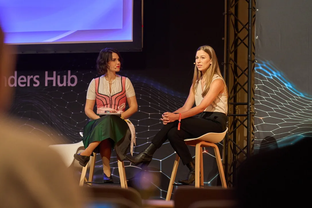 Yara Hoffmann moderiert bei Bits & Pretzels für Microsoft 2023