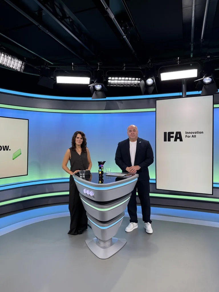 Yara Hoffmann moderiert die Pressekonferenz der IFA 2026
